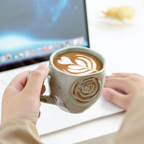 Керамическая кофейная чашка ручной работы с тисненым узором «роза и бамбуковый лист», кружка 290 мл, деревенская текстурированная кружка, подходит для микроволновой печи, штабелируемая, подарок для любителей кофе