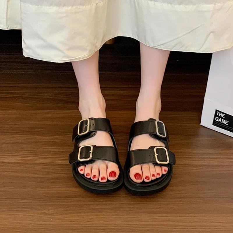 Модные женские шлепанцы Лето 2025 Модные с открытым носком с ремешком и пряжкой Уличная обувь для женщин Классический бестселлер Удобные плоские шлепанцы