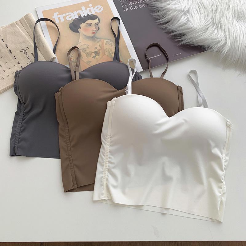 Элегантный топ-майка с V-образным вырезом из ледяного шелка с фиксированными чашками и нагрудными вкладышами, внутренним слоем и коротким бандо