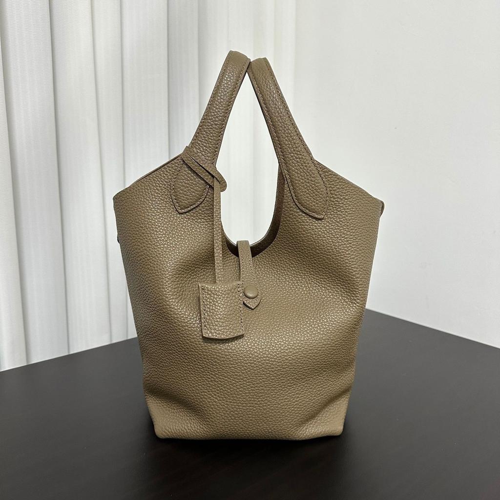 2025 New Niche Old Money Style Large Capacity Vegetable Basket Baotou Layer Lychee Cowhide Commuting Bucket Tote Bag