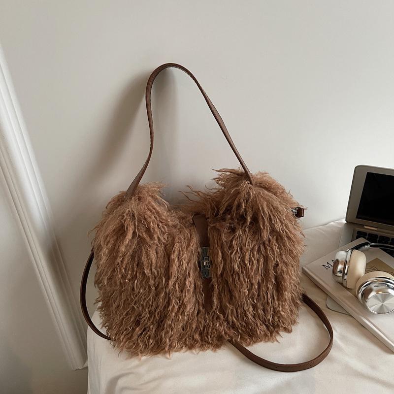 Нишевый дизайн плюшевая сумка женская 2025 новая сумка-мессенджер на одно плечо под мышку осень и зима популярная плюшевая сумка