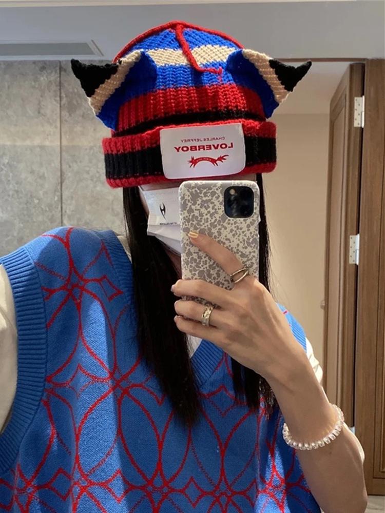 Женская зимняя шапка в корейском стиле с вязаными кошачьими ушками, дизайн в стиле хип-хоп и теплый пуловер с надписью, как у инфлюенсеров.