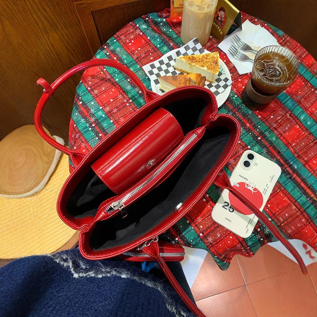 Autumn and Winter Rich Red Heart-shaped Pendant Baguette Square Bag Oil Wax Glossy Texture Niche Design Single Shoulder Bag