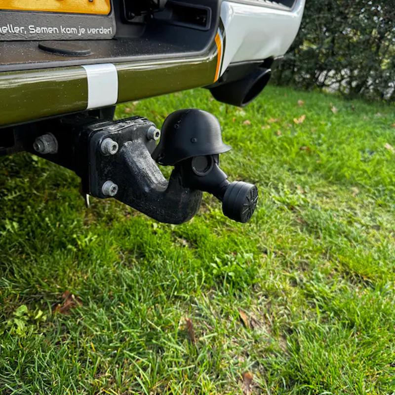 Крышка сцепного устройства с 3D-печатным стальным шлемом и противогазом. Крышка шара сцепного устройства. Предотвращает ржавление приемной трубы.