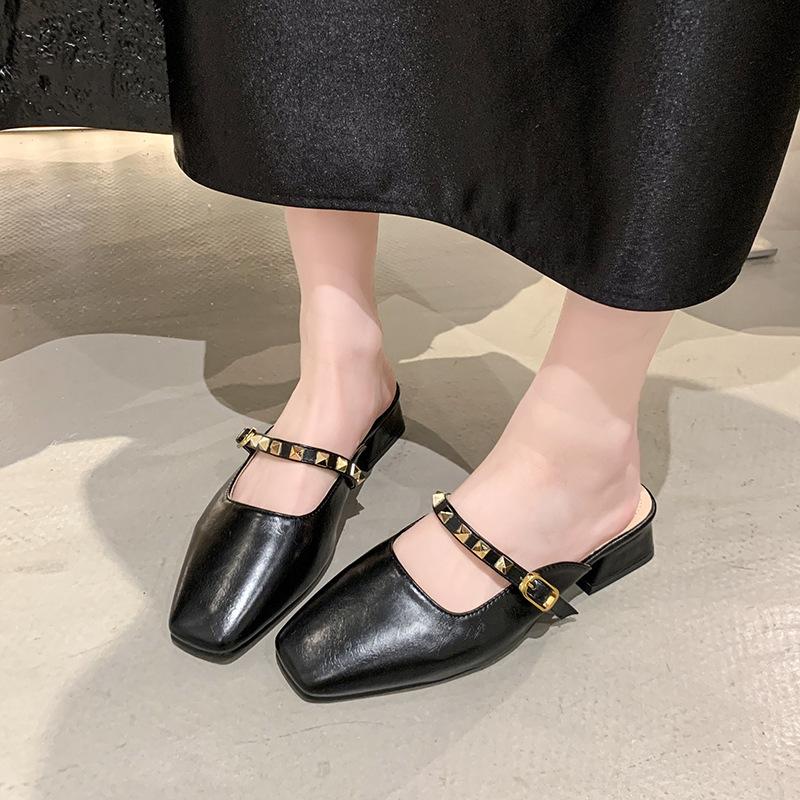 Сандалии с квадратным носком и сумкой на союзке женские 2025 корейская версия шлепанцы с заклепками для улицы летняя обувь на низком каблуке на толстом каблуке полусабо одинарная обувь coo