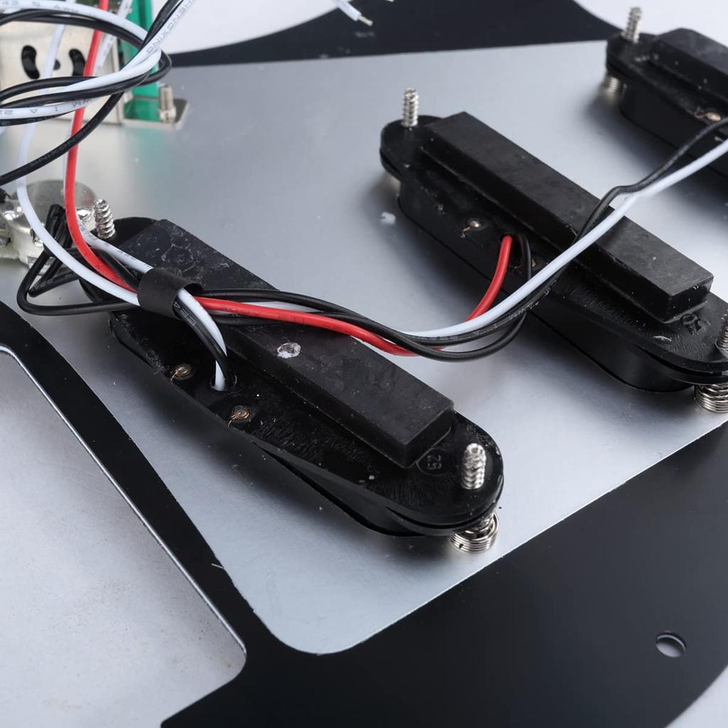 Musiclily Basic ST Pickguard for Fender Stratocaster Electric Guitar with SSS Pickup Set 11-Hole Pre-Wired Single-Coil Set, Black, 3-Piece