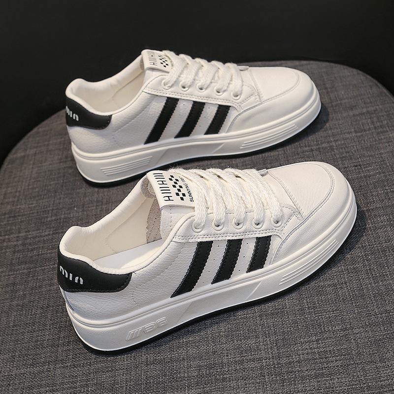 Корейская версия маленьких белых туфель для женщин 2024 года, весна, новый иностранный стиль, универсальная кожа, легкая и удобная платформа, спортивная повседневная обувь для серфинга