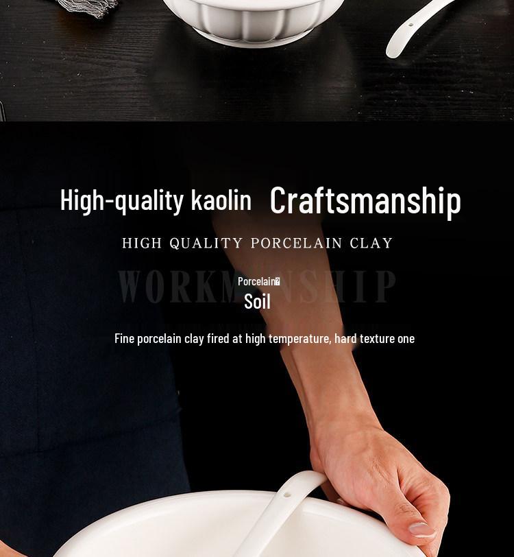 Большая чисто-белая керамическая суповая тарелка для дома или ресторана.