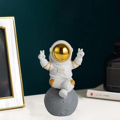 Милая фигурка космонавта из космоса, игрушки-экшн-фигурки, статуэтка для витрины, декор для дома, гостиной, офиса, украшение для приборной панели автомобиля