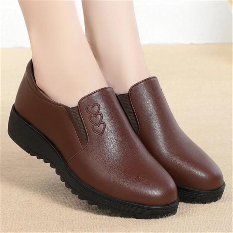 Весна Мягкая подошва Мамины танкетки Одинарная обувь Качественная кожа Нескользящая Повседневный комфорт Дамские туфли на плоской подошве для женщин среднего возраста Женская обувь