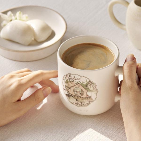 Эксклюзивное сотрудничество со Starbucks — керамическая кружка «Дом, окруженный цветущей сливой» объемом 355 мл от Хан-Чуля Ли