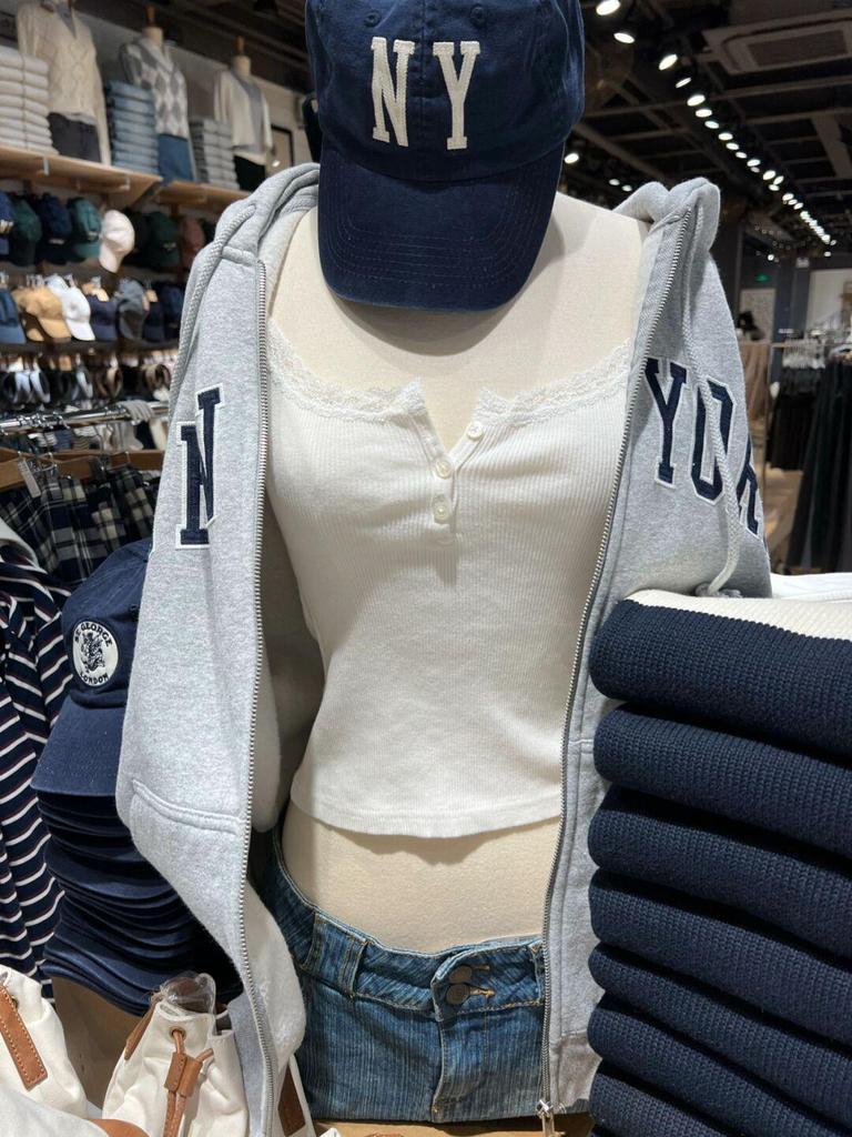 Женский летний жилет BM Style из хлопка в рубчик со сменными подтяжками на пуговицах и американским кружевом.