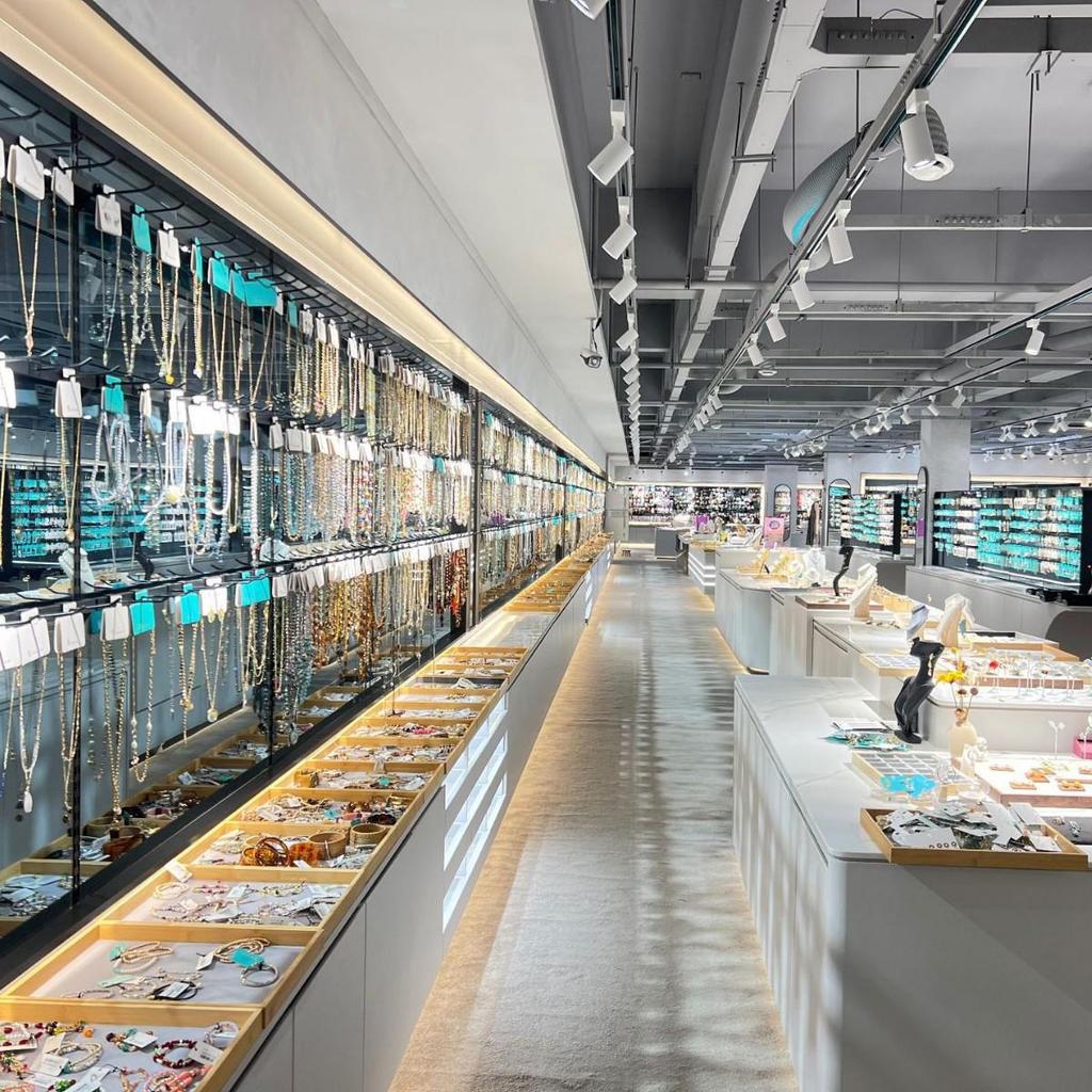 Sunflower Devil's Eye Zircon Inlaid Necklace - Fashionable, Exquisite & Simple O-Shaped Chain.