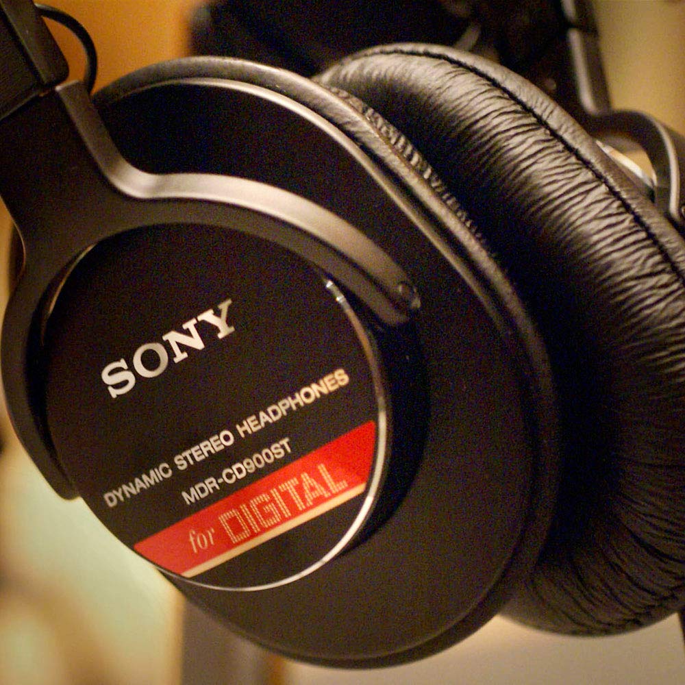 Sony Проводные закрытые студийные мониторные наушники черного цвета MDR-CD900ST