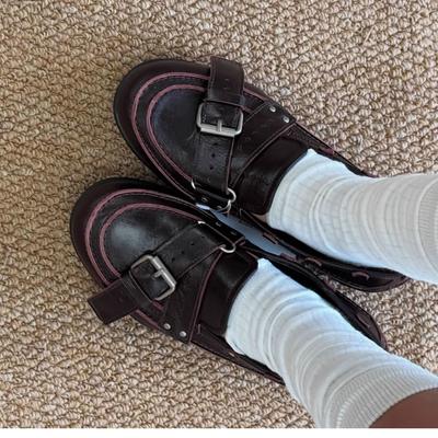 2025 новые лоферы в ретро-стиле с круглым носком, кожаные с металлической пряжкой, женские универсальные, корейская версия с заклепками, одинарные туфли Мэри Джейн