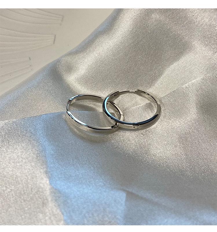 Минималистичные ретро-серьги в холодном стиле: Высококачественные, уникальные, универсальные ушные клипсы с уникальным дизайном и неподвластным времени характером.