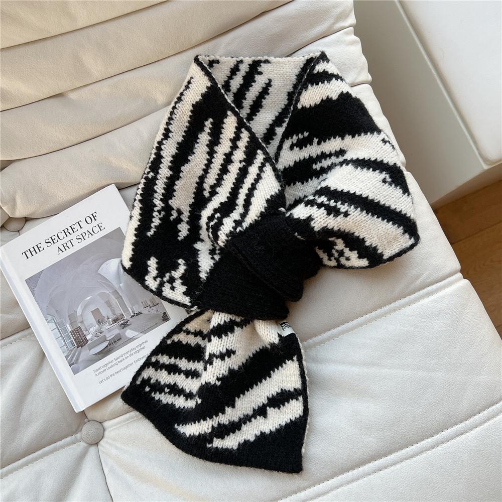 New Style Cross Shaped Small Scarf For Women In Spring Autumn Summer Fashionable Temperament Tied Bag Headband Decorative Scarf