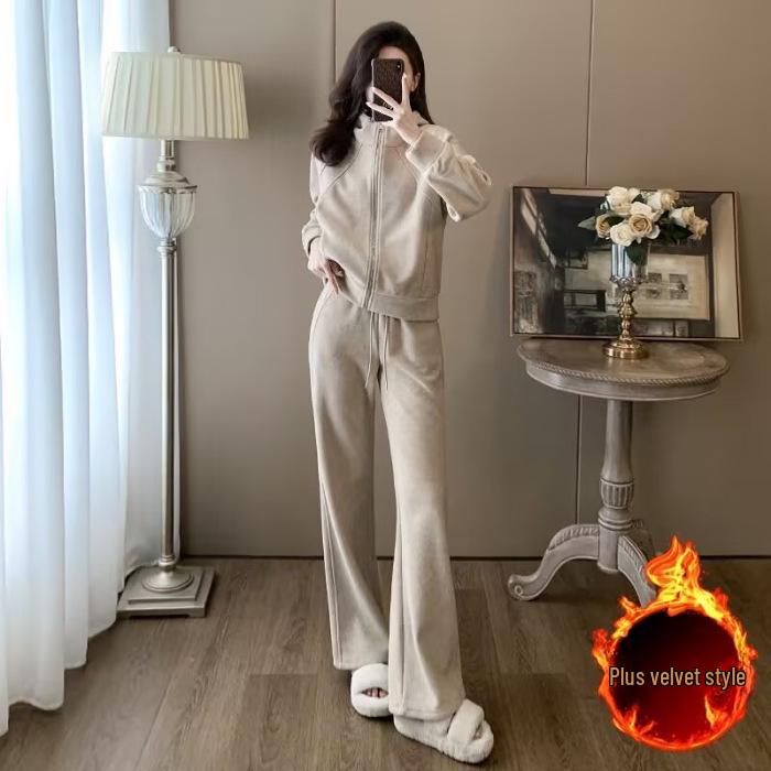 Шикарный женский комплект из свитера с капюшоном и широких брюк — стильная повседневная спортивная одежда для ранней осени.