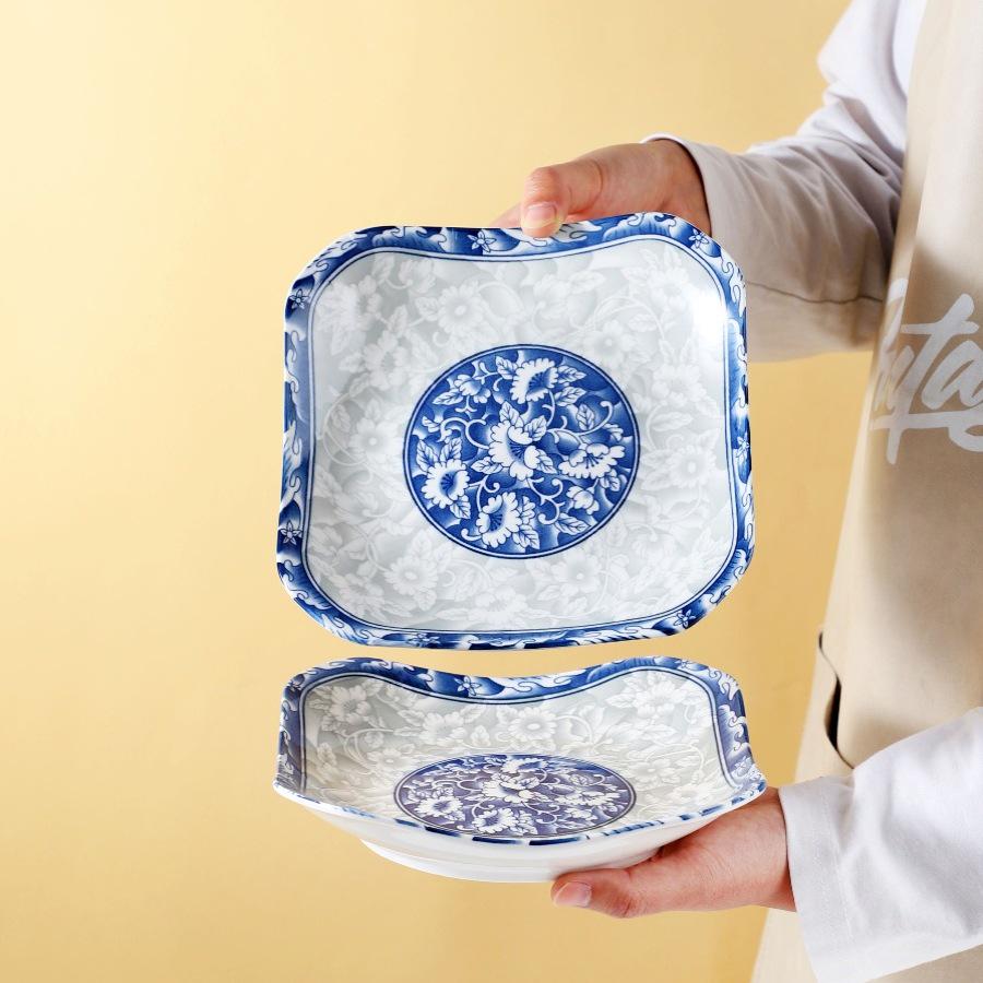 Квадратная фарфоровая тарелка «Жуи» сине-белого цвета — идеально подходит для еды, фруктов, блюд, приготовленных на пару и запеченных.