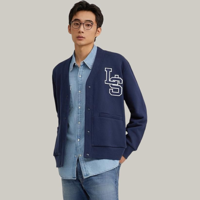 Levis Флисовый трикотажный свитер с V-образным вырезом и длинными рукавами свободного кроя с принтом в виде бархатистой нашивки для мужчин Темно-синий 002HM-0001