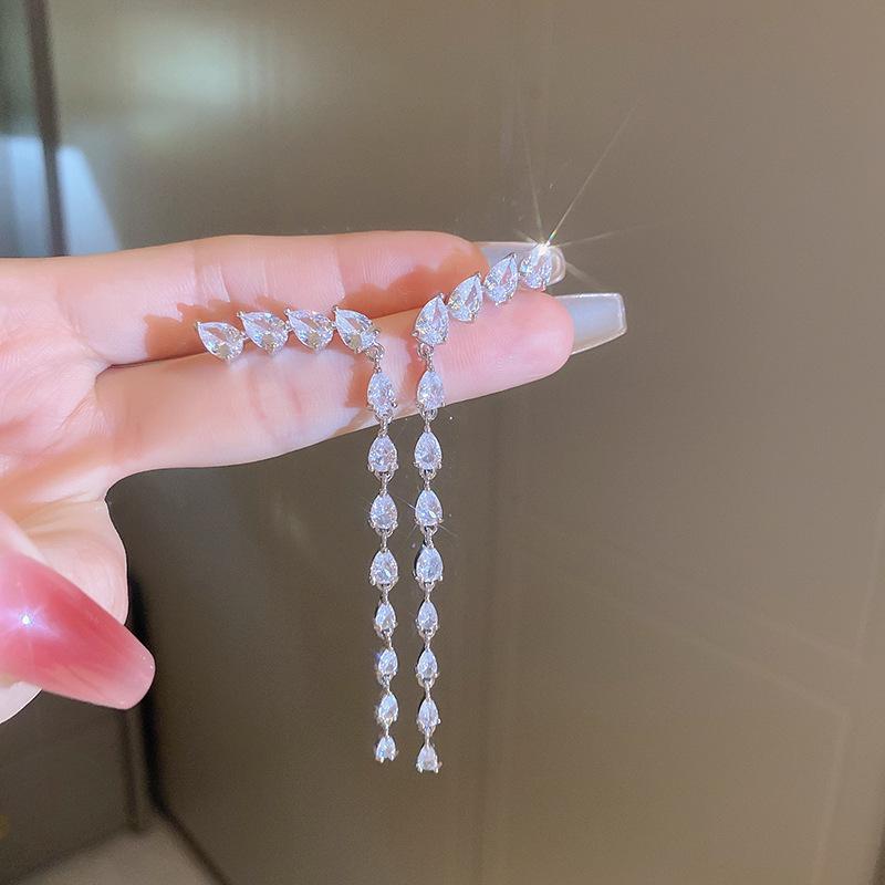Изысканные серьги-кисточки из циркона: Блестящий, Универсальный, Минималистичный Дизайн с Привлекательностью Легкой Роскоши.