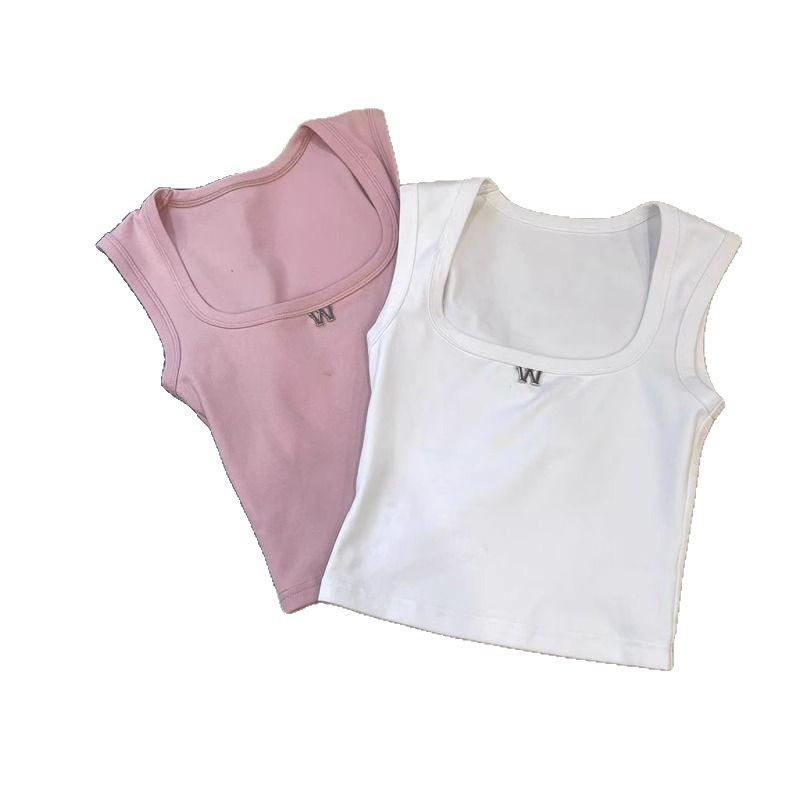 Женская летняя утягивающая майка на U-образном вырезе с широкими бретелями и стильной буквенной этикеткой