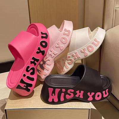 Новые модные женские тапочки на платформе из ЭВА 2025 года, летние босоножки на танкетке с буквенным принтом, женские нескользящие пляжные шлепанцы с толстой подошвой