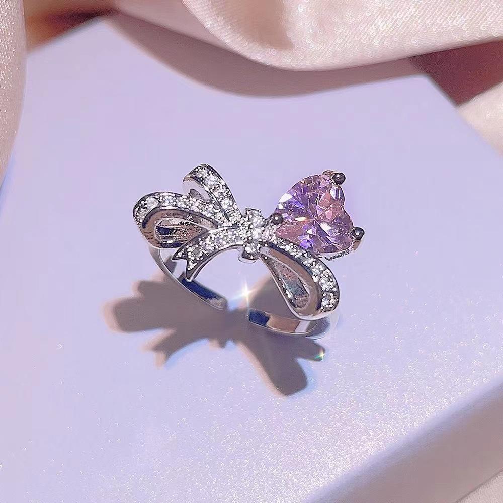 Минималистичный розовый комплект серьги-бантики с сердечками и бриллиантовое кольцо