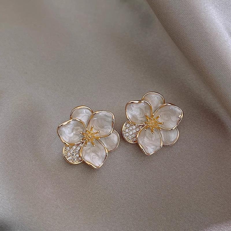 Light Luxury Exquisite Micro-inlaid Zircon Flower Earrings Elegant High-end Pearl Stud Earrings Niche Design Temperament Earrings