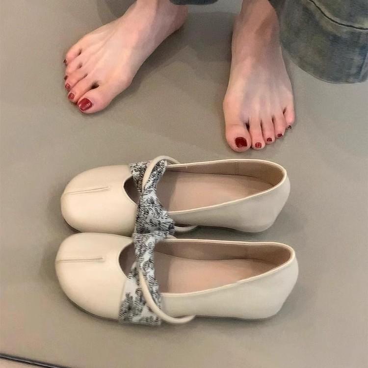 Soft leather version~ New Chinese ballet style round head small single shoes women's one-pedal inner height increase shallow mouth flat Mary Jane s