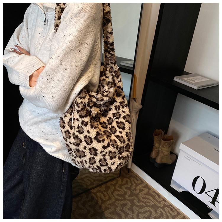 2025 Niche Designer Retro Leopard & Flower Cartoon Plush Messenger Bucket Bag
