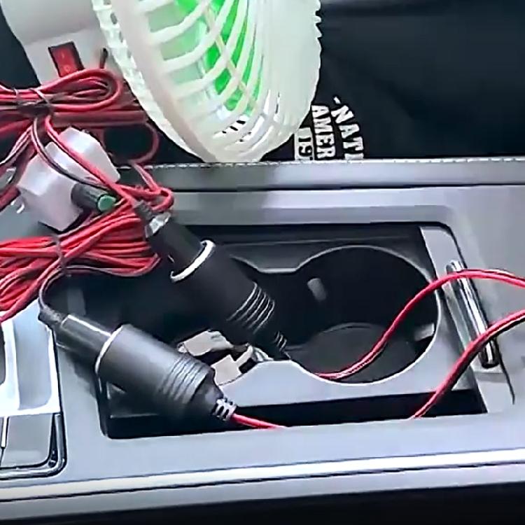 Автомобильный адаптер-разветвитель с двумя гнездами прикуривателя DC12V/24V со встроенным предохранителем 15A и индикаторами питания. Термостойкий корпус.