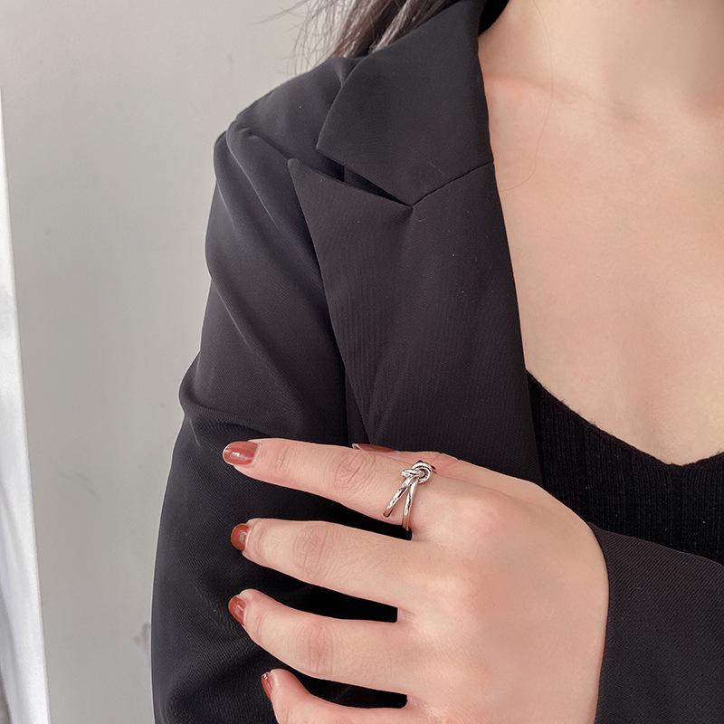 Винтажное кольцо-стек с узлом для женщин – Модный и состаренный дизайн для указательного или среднего пальца.