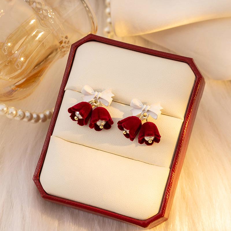 Серебряные игольчатые серьги-цепочки с красным бантом и жемчугом, осень/зима