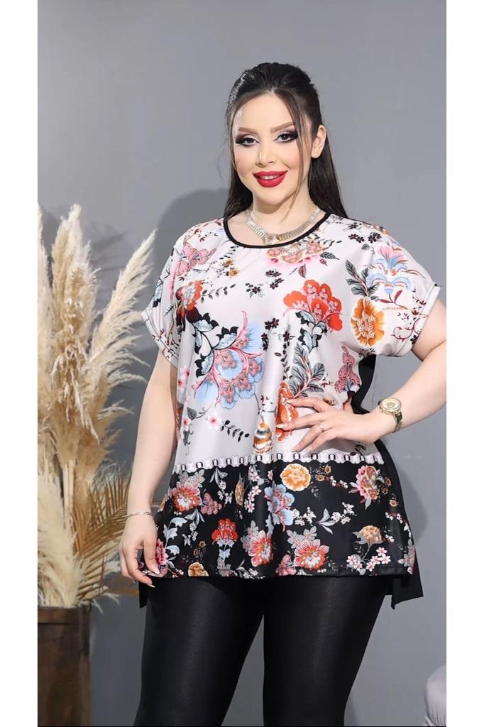 Женская блузка большого размера. Блуза больших размеров с разрезом и цветочным узором спереди.