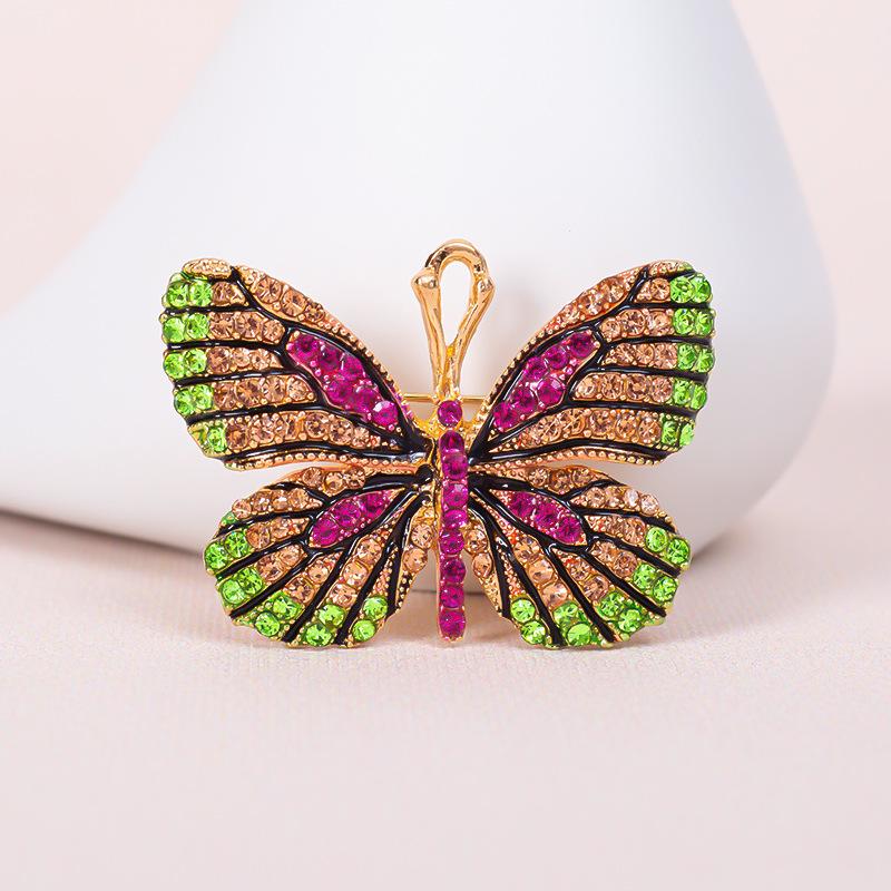 Элегантная эмалевая брошь в виде бабочки — модный аксессуар для костюма высокого класса