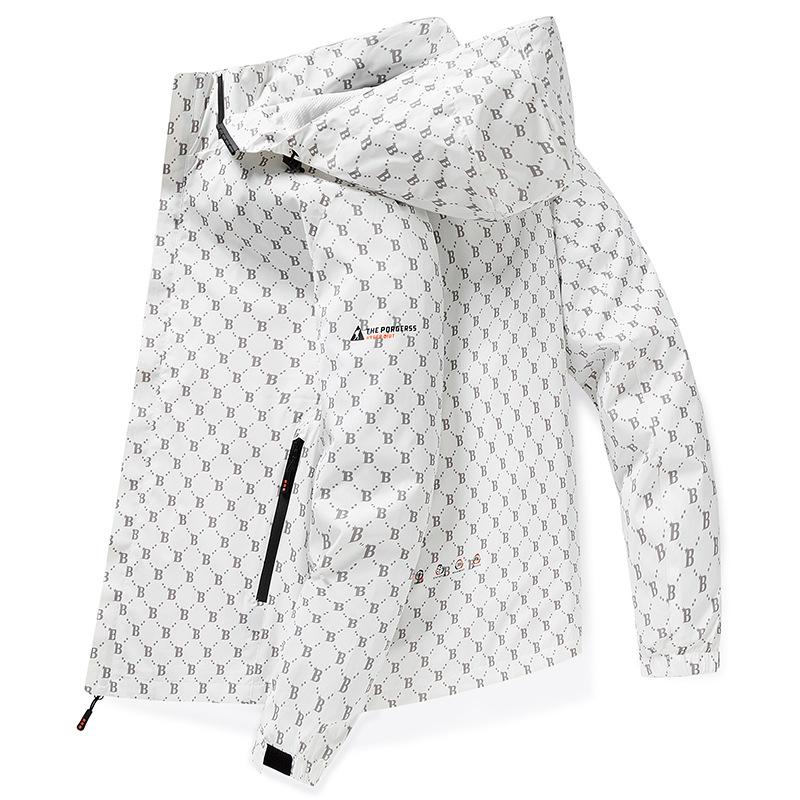 Мужская куртка с капюшоном на открытом воздухе. Верхняя рабочая куртка. Мужской плащ.