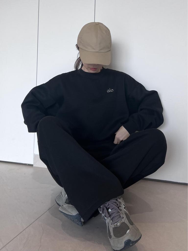 Откройте для себя новые высококачественные свободные прямые спортивные штаны на осень и зиму с рельефным логотипом-буквой.