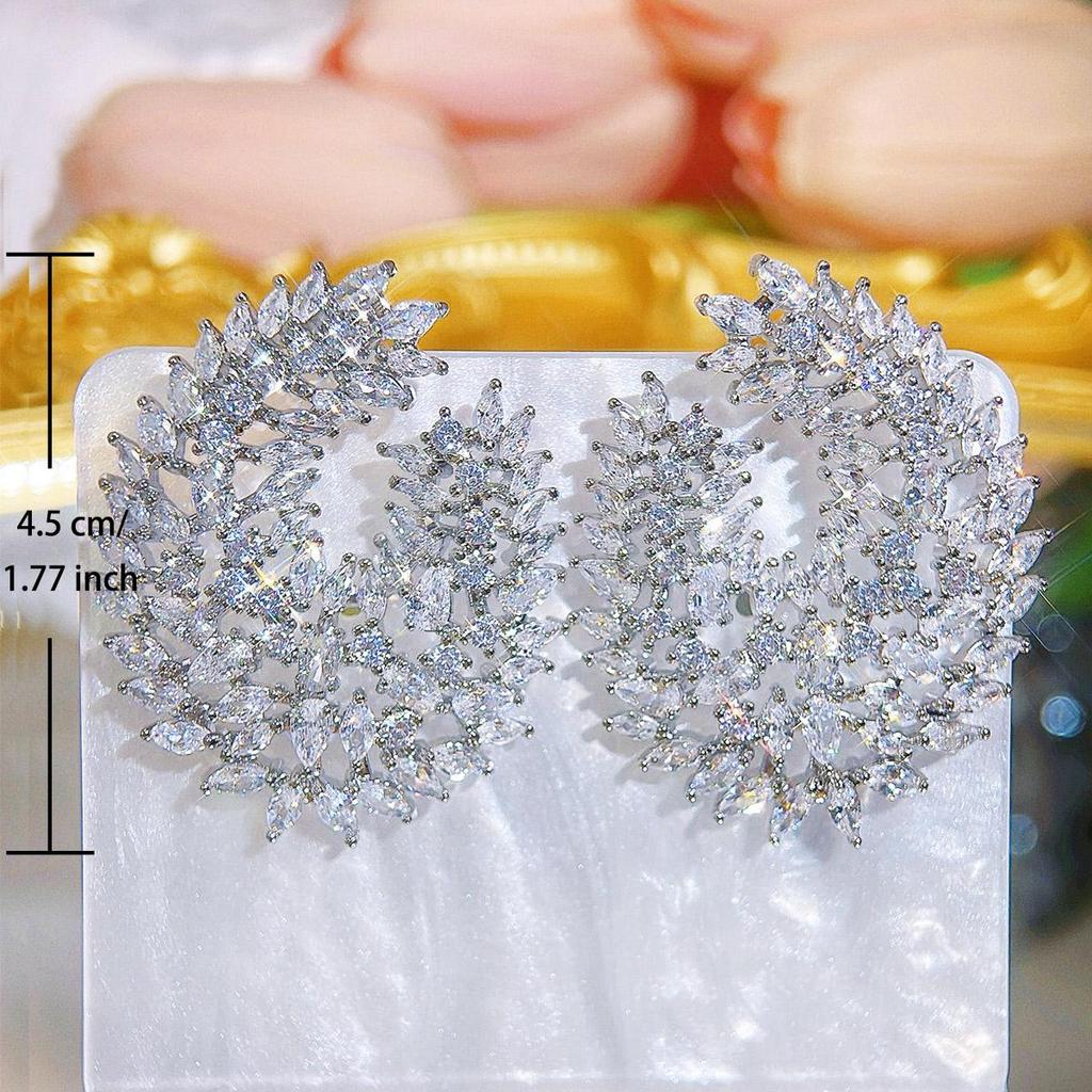 Серьги CMM Chic серебристо-золотистого оттенка с изысканной оправой из листовидного циркония — незаменимый аксессуар для ценителей моды для женщин