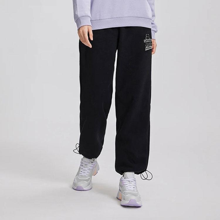 Штаны женские свободные трикотажные спортивные с подкладкой из однотонной ткани с флисовой подкладкой Li Ning X Disney Collaboration Pixar Strawberry Bear, черные AKLR742-2