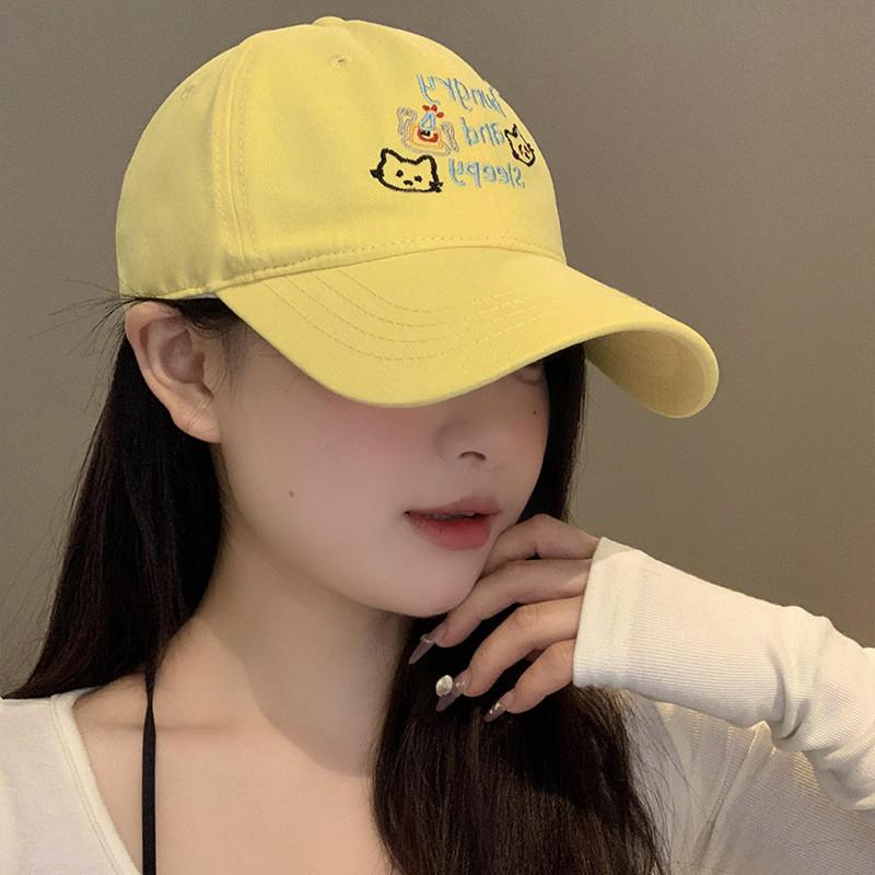 Трендовая желтая бейсболка с вышивкой кошки для женщин. Идеальная летняя повседневная одежда.