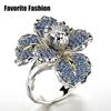 Женское роскошное кольцо с белым и синим цветком