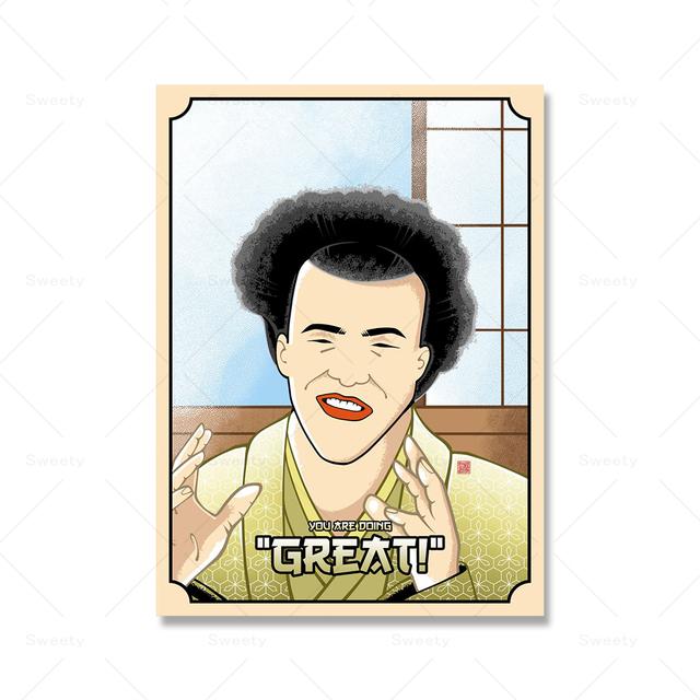 Забавный мужчина смеется, указывая на плакат маслом, пьет чай, японское украшение дома