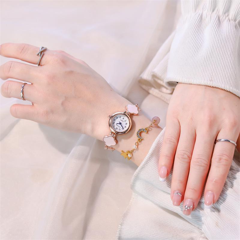 Шикарные нишевые женские часы в французском стиле: Элегантный и минималистичный дизайн с изысканным маленьким циферблатом и стильным браслетом