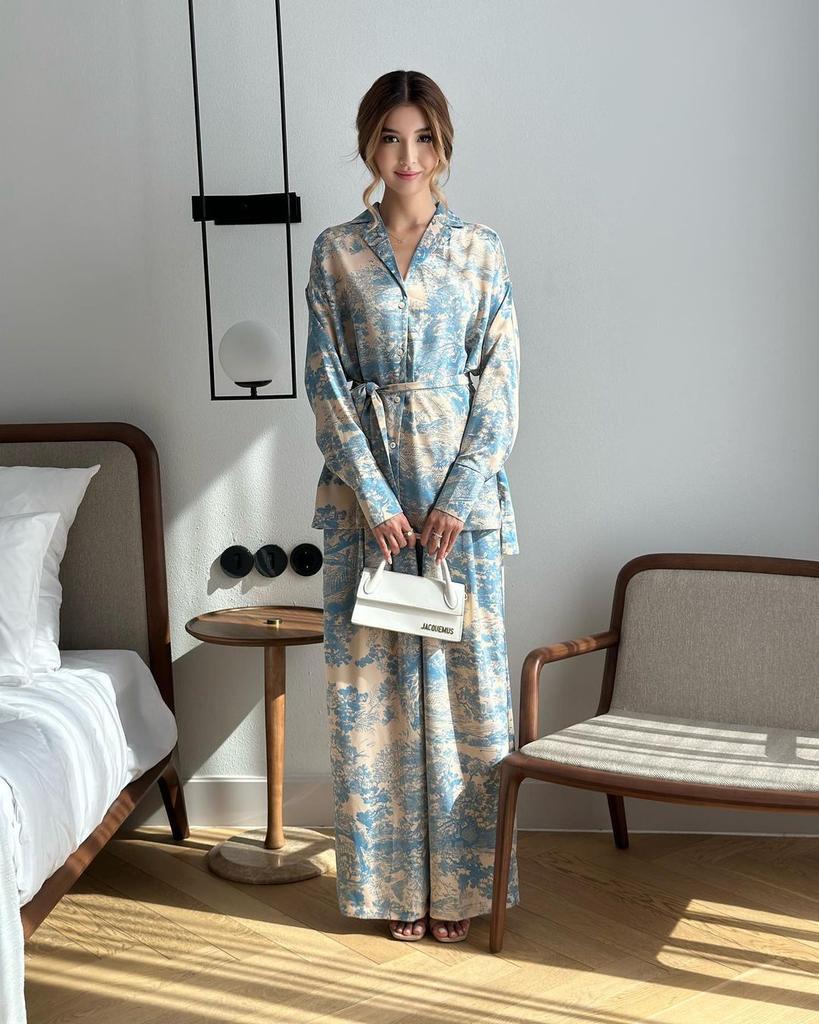 Модный женский костюм с длинной рубашкой на завязках с французским принтом и брюками с широкими штанинами и высокой талией