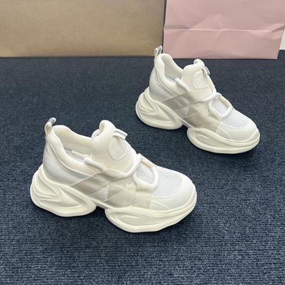 Женская обувь, увеличивающая рост, новая белая обувь на платформе, весенние и летние сетчатые дышащие повседневные маленькие кроссовки