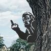 Peek-a-Boo Sasquatch Металлический Знак Средний Палец Sasquatch Знак Животное Выглядывает Знак для Украшения Столба Изгороди Сада Дерева
