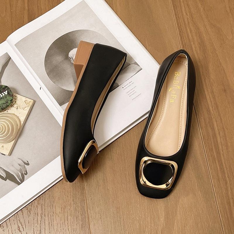 Поздний вечерний ветер квадратный носок туфли-лодочки женские 2025 новые весенне-осенние модели красивы с юбками, на низком каблуке и мягкой подошве, и одна педаль