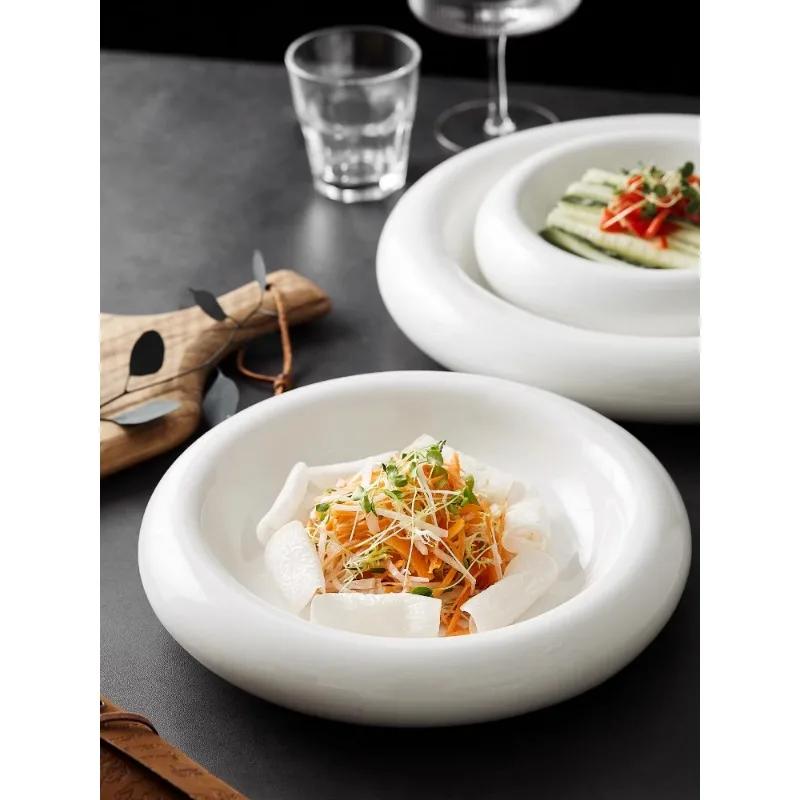 Круглая белая глазурованная керамическая тарелка в западном стиле, двухслойная керамическая тарелка с художественной концепцией, тарелка для холодных блюд, гостиничная посуда