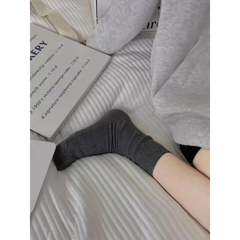 Женские темно-серые носки простые базовые вертикальные полоски хлопковые носки средней длины сложенные тонкие